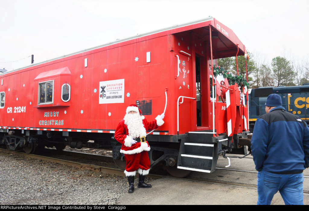 Santa Posing for This Railfan